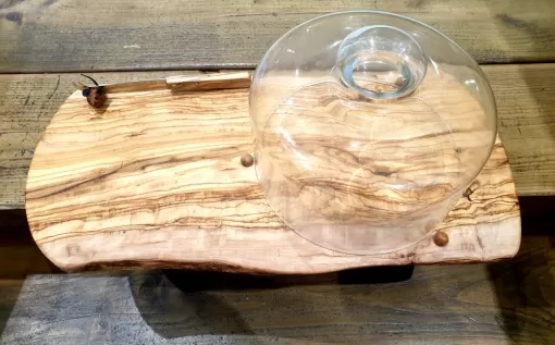 plateau a fromage avec sa cloche en verre et son couteau