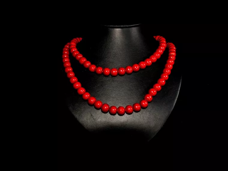 Acheter un collier double rang rouge fait par un artisan corse, Porto-Vecchio, L'artisanat by CM