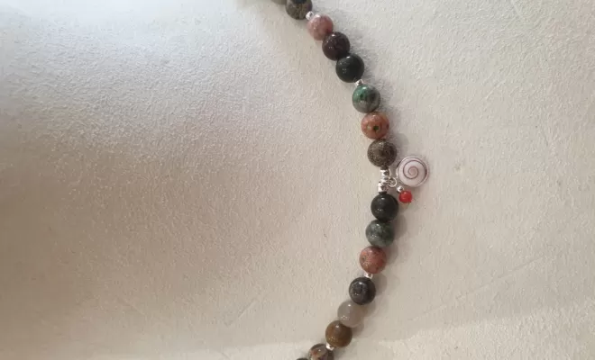 Collier mixte avec oeil sainte lucie et corail 
