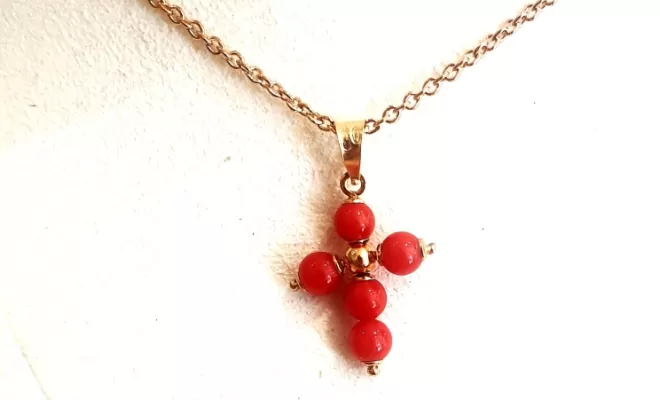 pendentif croix corail +chaîne plaqué or